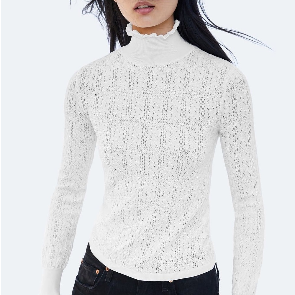 White scallop edge turtle neck